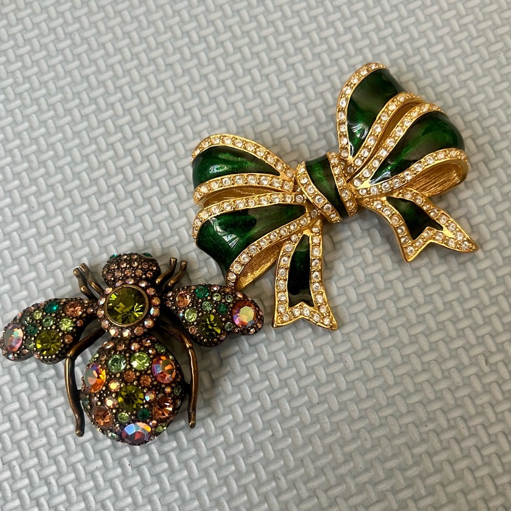 Joan River Brooches multicolored bug and green gold bow